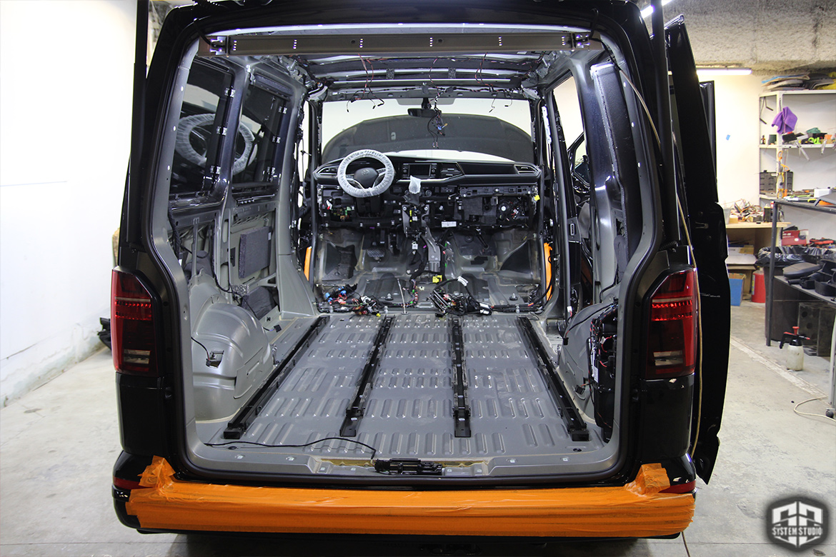 VW Multivan T6.1 Шумоизоляция салона, арок, розетка 220V, потолочный монитор